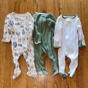 Bundle of 3 neutral footie pajamas - good condition - 3-6mo